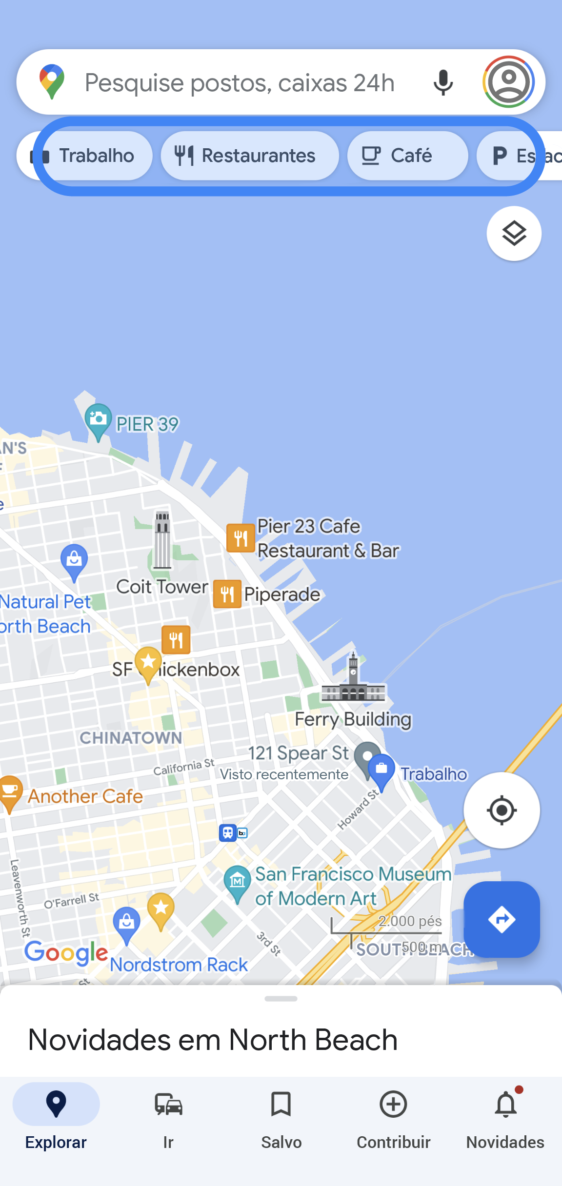 O app Google Maps exibe o mapa de uma área. Abaixo da barra de pesquisa, há guias com as palavras "Trabalho", "Restaurantes", "Café" e "Estacionamento".