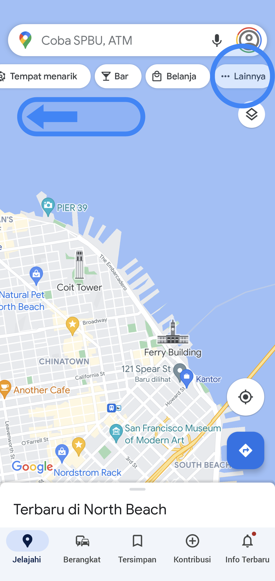 Aplikasi Google Maps menampilkan peta suatu area. Ada tab di bawah kotak penelusuran, yang telah di-scroll ke ujung kanan. Tab terakhir di sebelah kanan, yang dilingkari dengan warna biru, menampilkan "Lainnya".