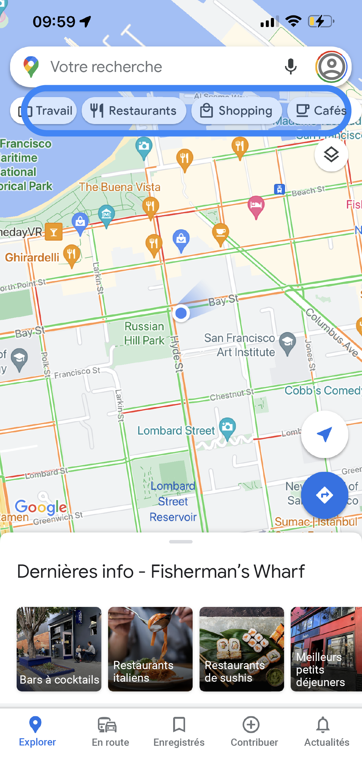 L'application Google Maps montre la carte d'une zone. Les onglets "Travail", "Restaurants", "Cafés" et "Parking" sont affichés sous la barre de recherche.