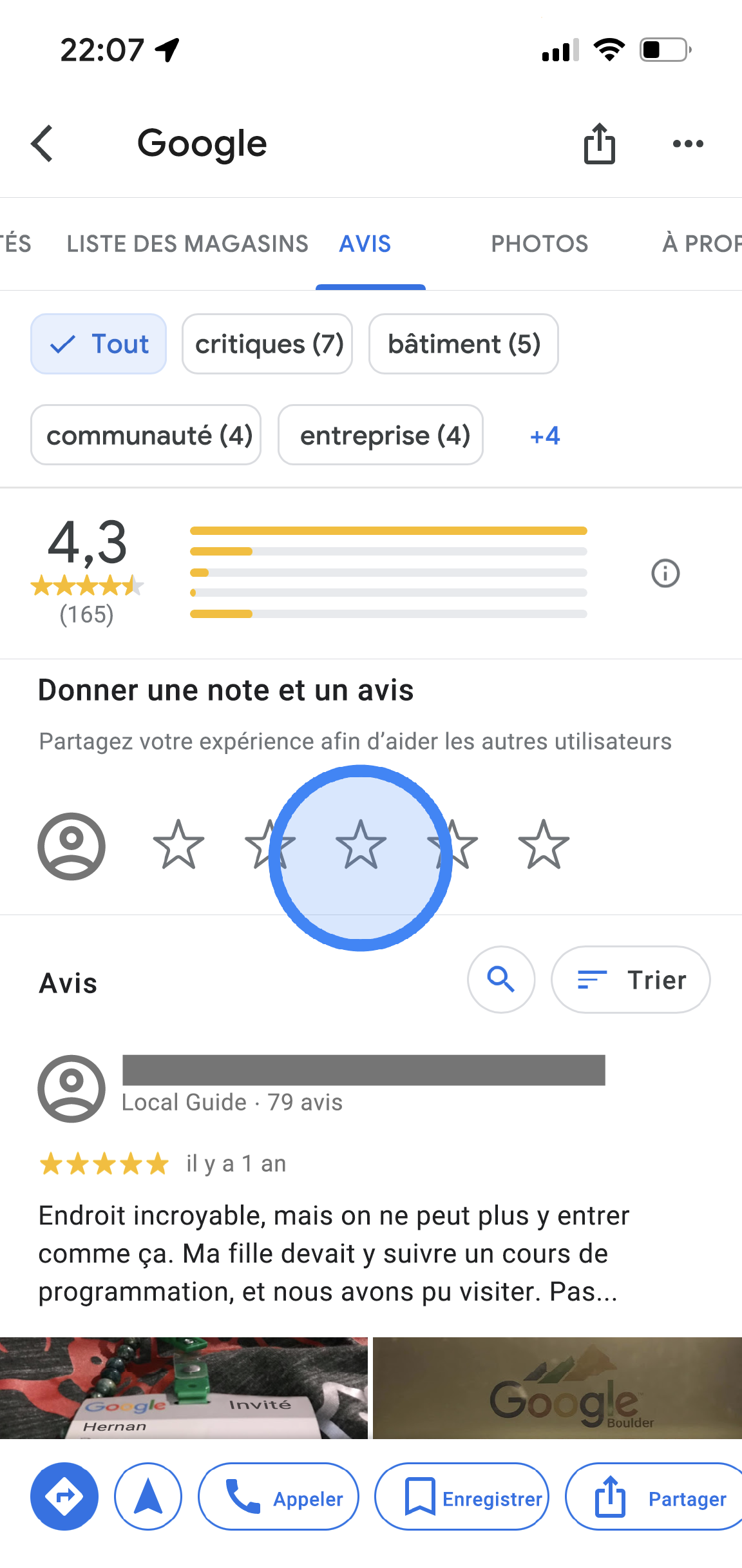 Dans l'application Google Maps, l'onglet "Avis" d'un bureau Google s'affiche. En haut de l'écran se trouvent les onglets "Liste", "Avis", "Photos" et "À propos". En dessous, vous avez accès à des informations telles que la note moyenne, la répartition des notes et la liste de tous les avis. Au milieu de l'écran se trouve la section "Note et avis", accompagnée de cinq étoiles vides.