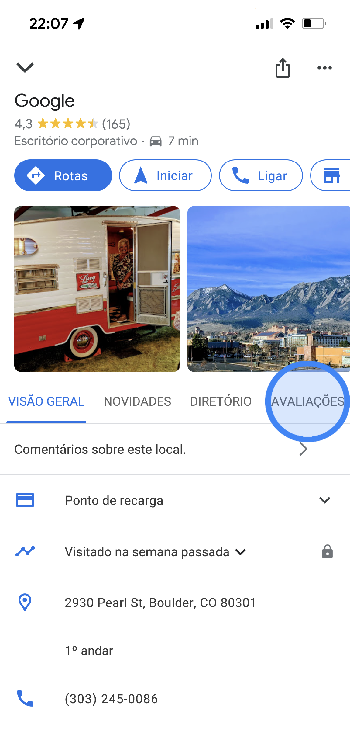 No app Google Maps, são exibidas informações sobre o local de um escritório do Google. Há informações como nota média, fotos, endereço e número de telefone. No meio da tela, há guias disponíveis para toque. Elas são denominadas "Visão geral", "Atualizações" e "Avaliações".