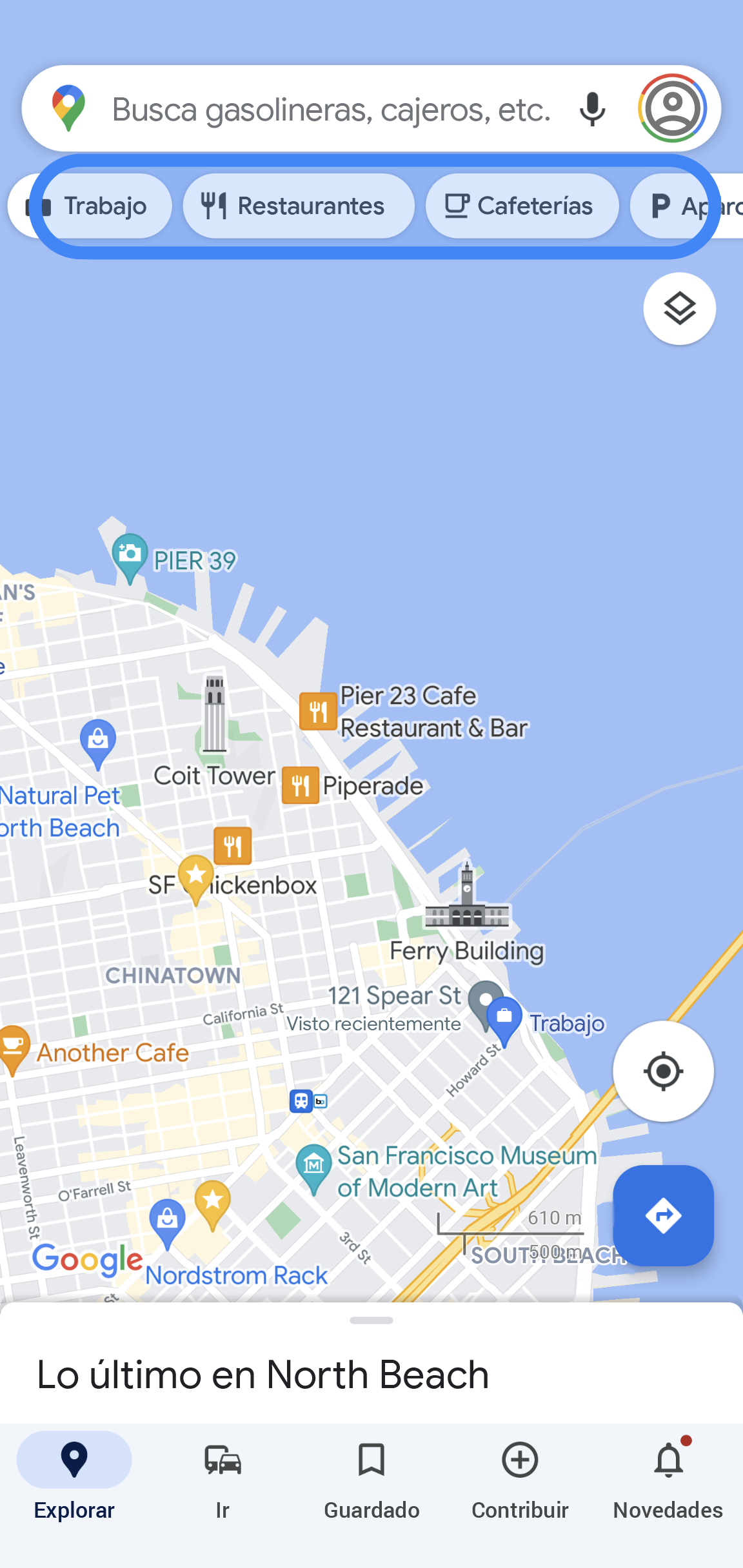 La aplicación Google Maps muestra el mapa de una zona. Debajo de la barra de búsqueda, hay pestañas con las palabras "Trabajo", "Restaurantes", "Cafeterías" y "Aparcamientos".