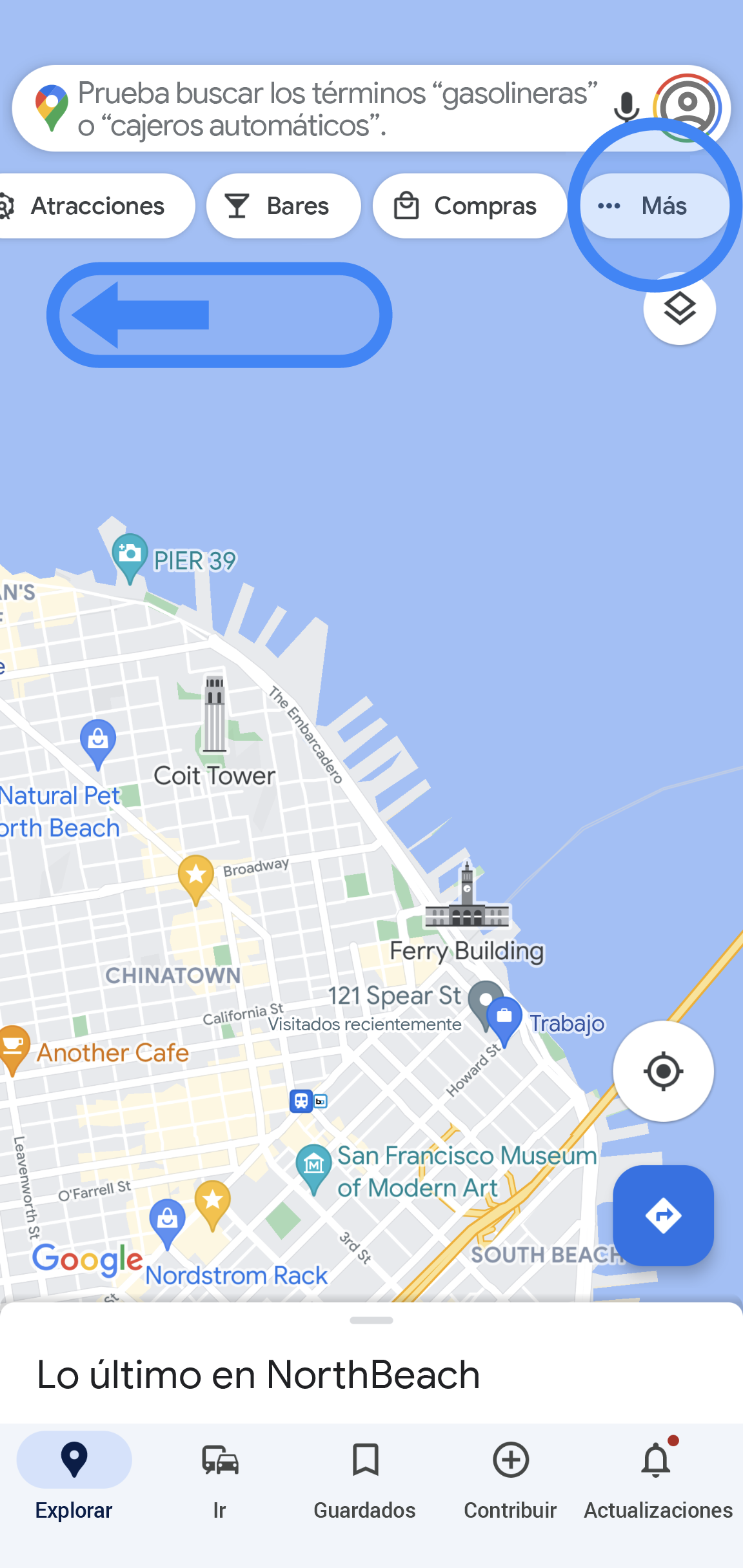 La app de Google Maps muestra el mapa de un área. Algunas pestañas de la barra de búsqueda se desplazaron hasta el extremo derecho. La última pestaña de la derecha, con un círculo azul, dice "Más".