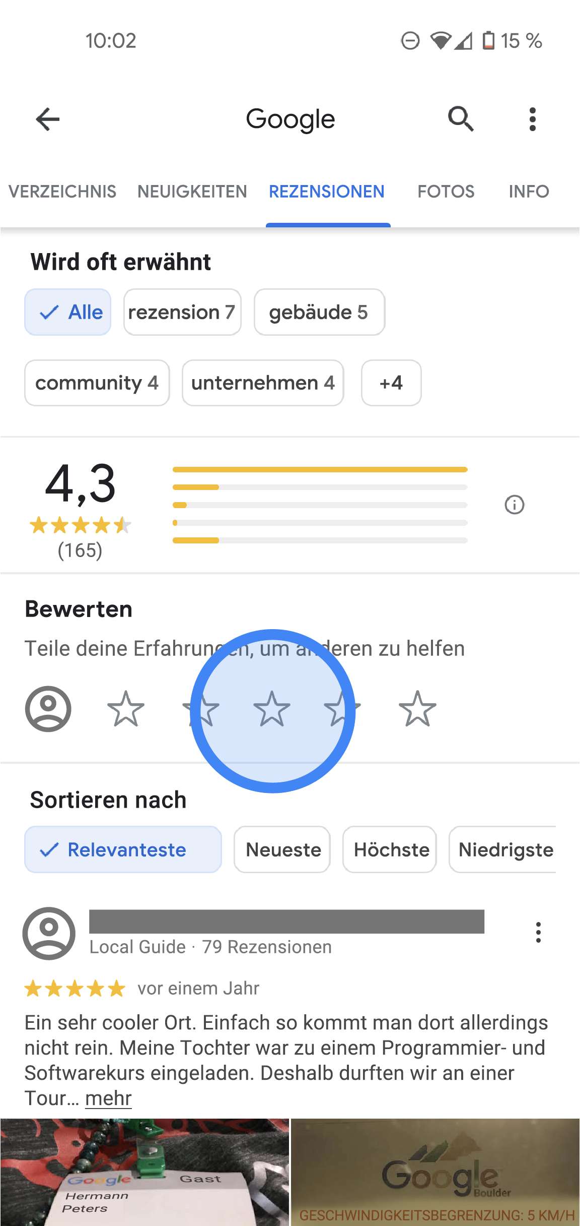 In der Google Maps App wird der Tab „Rezensionen“ für eine Google-Niederlassung angezeigt. Oben sind die Tabs „Verzeichnis“, „Rezensionen“, „Fotos“ und „Info“ zu sehen. Darunter folgen Details wie die durchschnittliche Bewertung, die Verteilung der Bewertungen und eine Liste aller Rezensionen. In der Mitte des Bildschirms befindet sich der Bereich „Bewerten“ mit fünf leeren Sternen. 