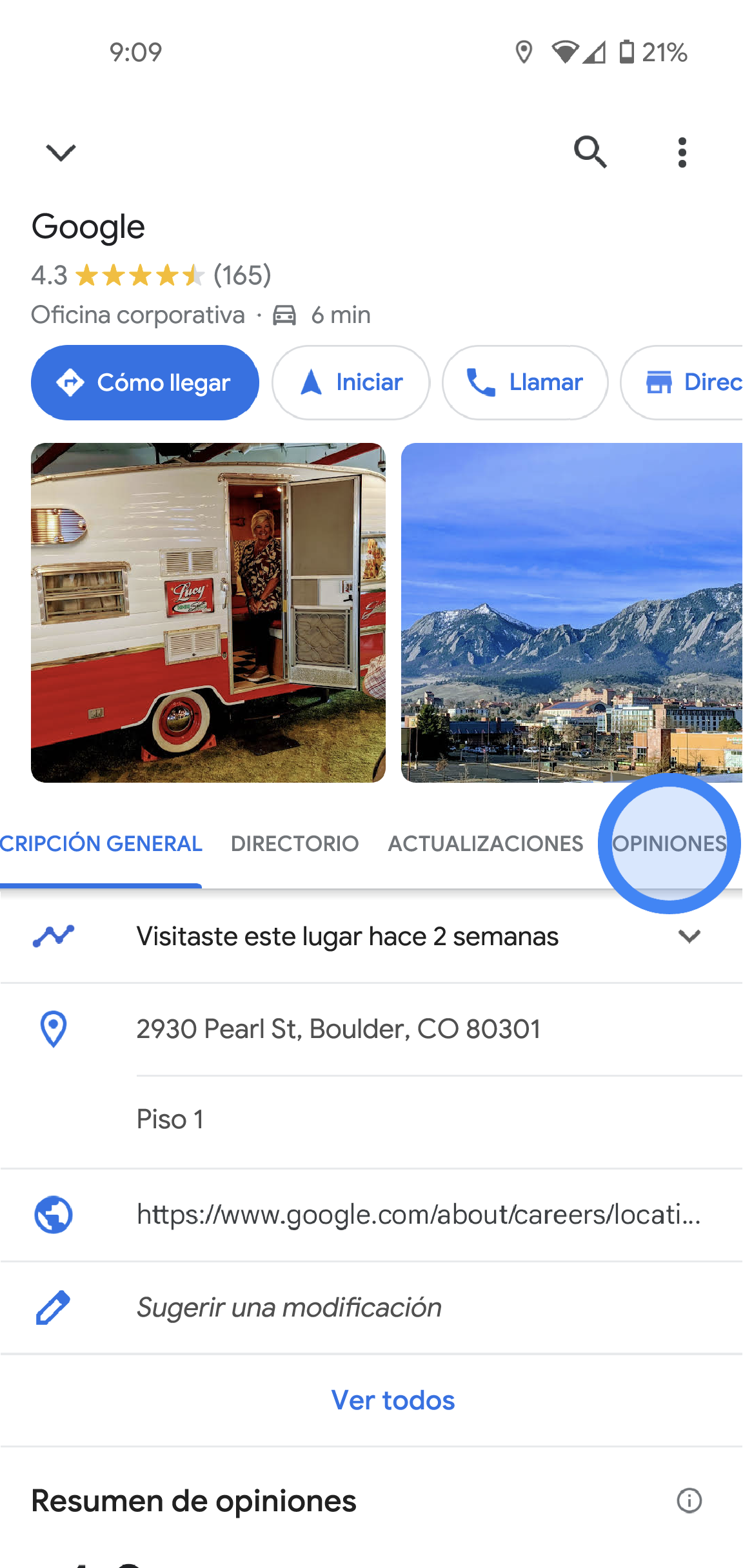 Se muestra información sobre la ubicación de una oficina de Google en la app de Google Maps. Hay información como la calificación promedio de las opiniones, fotos, la dirección y el número de teléfono. En el centro de la pantalla se muestran las pestañas disponibles para presionar. Se llaman Descripción general, Actualizaciones y Opiniones.