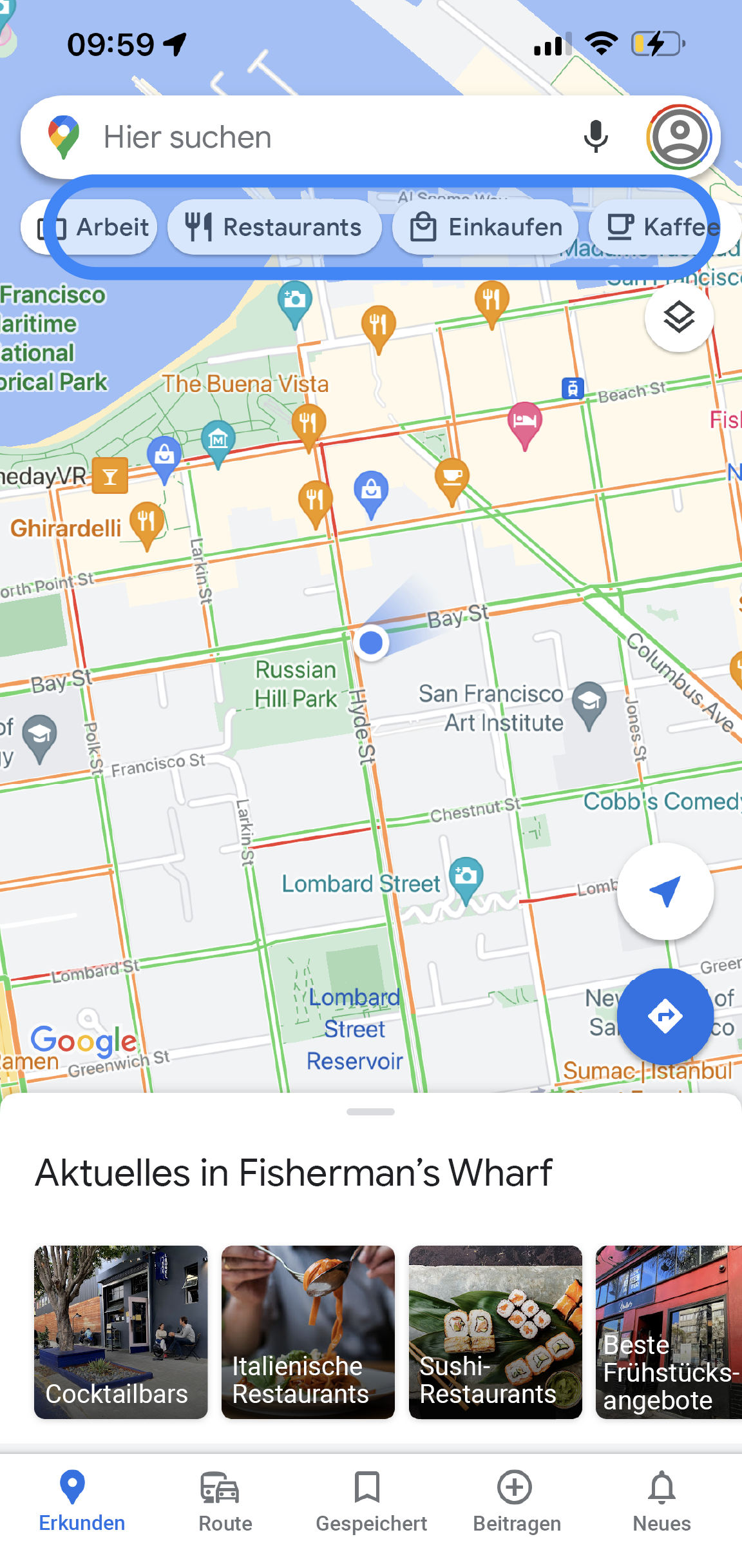 In der Google Maps App ist ein Gebiet auf einer Karte zu sehen. Unter der Suchleiste werden die Tabs „Arbeit“, „Restaurants“, „Kaffee“ und „Parkplätze“ angezeigt.