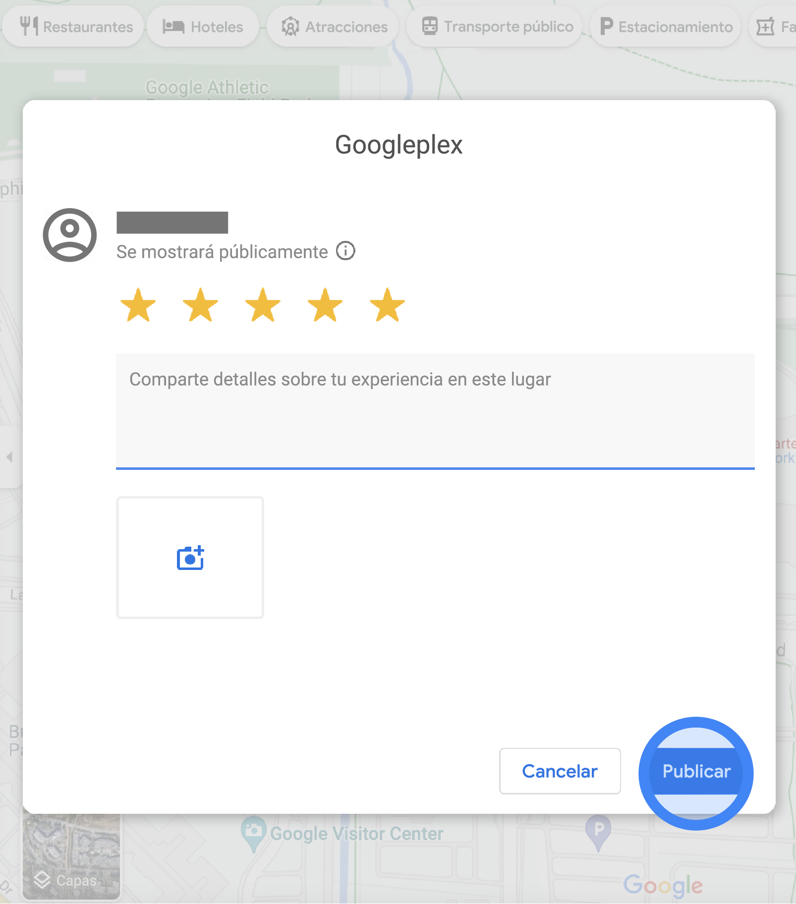 Se muestra una ventana emergente con un formulario para escribir una opinión sobre Googleplex en Google Maps. Hay 5 estrellas seleccionadas correspondientes a la calificación, un campo de texto para escribir los detalles de la opinión y un botón con una cámara para subir fotos. Los botones "Cancelar" y "Publicar" están la parte inferior de la ventana emergente.