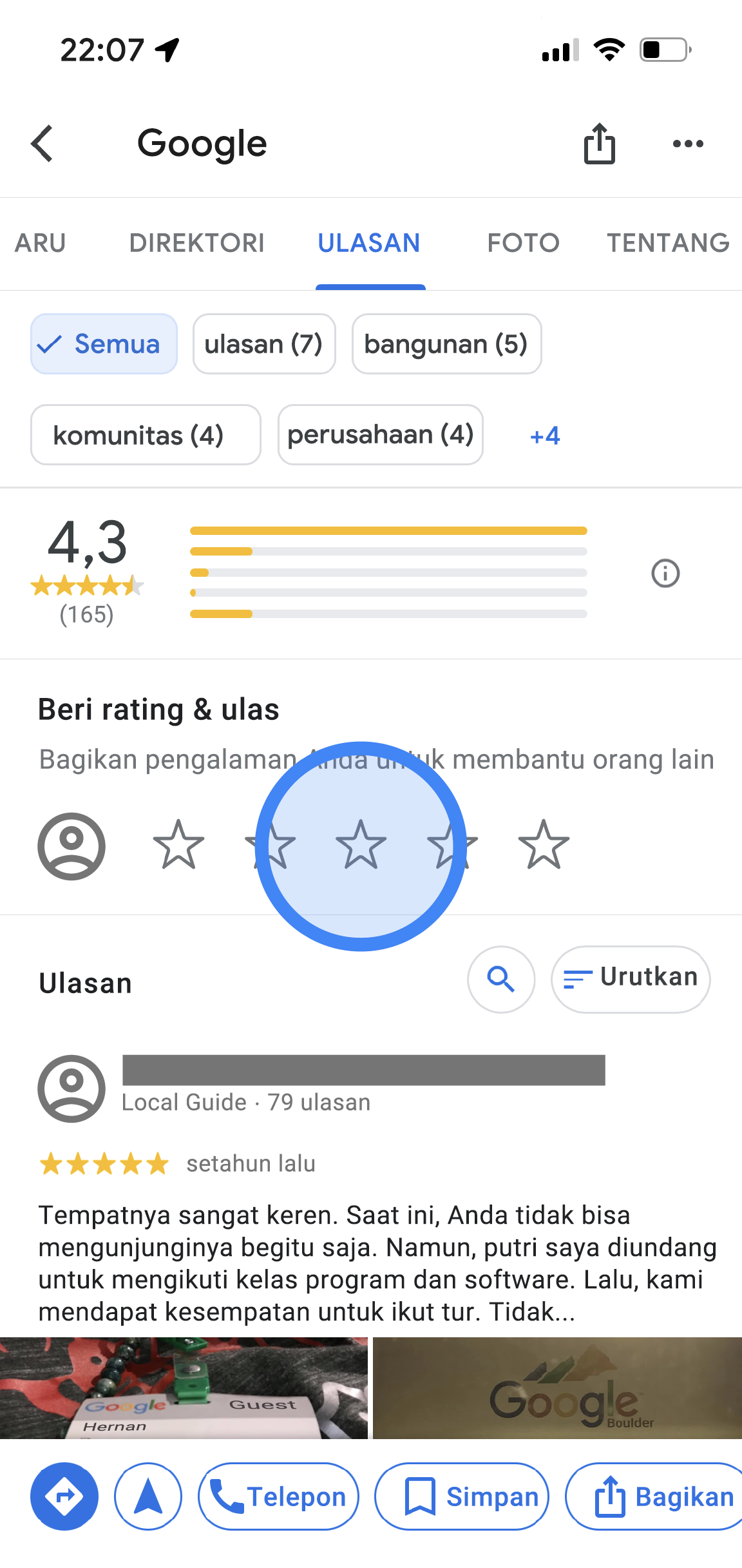 Di aplikasi Google Maps, tab Ulasan tentang lokasi kantor Google ditampilkan. Di bagian atas, terdapat tab berlabel Direktori, Ulasan, Foto, dan Tentang. Di bawah ini, terdapat detail ulasan seperti rating rata-rata, distribusi rating, dan daftar semua ulasan. Di bagian tengah layar, ada bagian "Beri Rating & Ulas" yang menampilkan 5 bintang kosong.