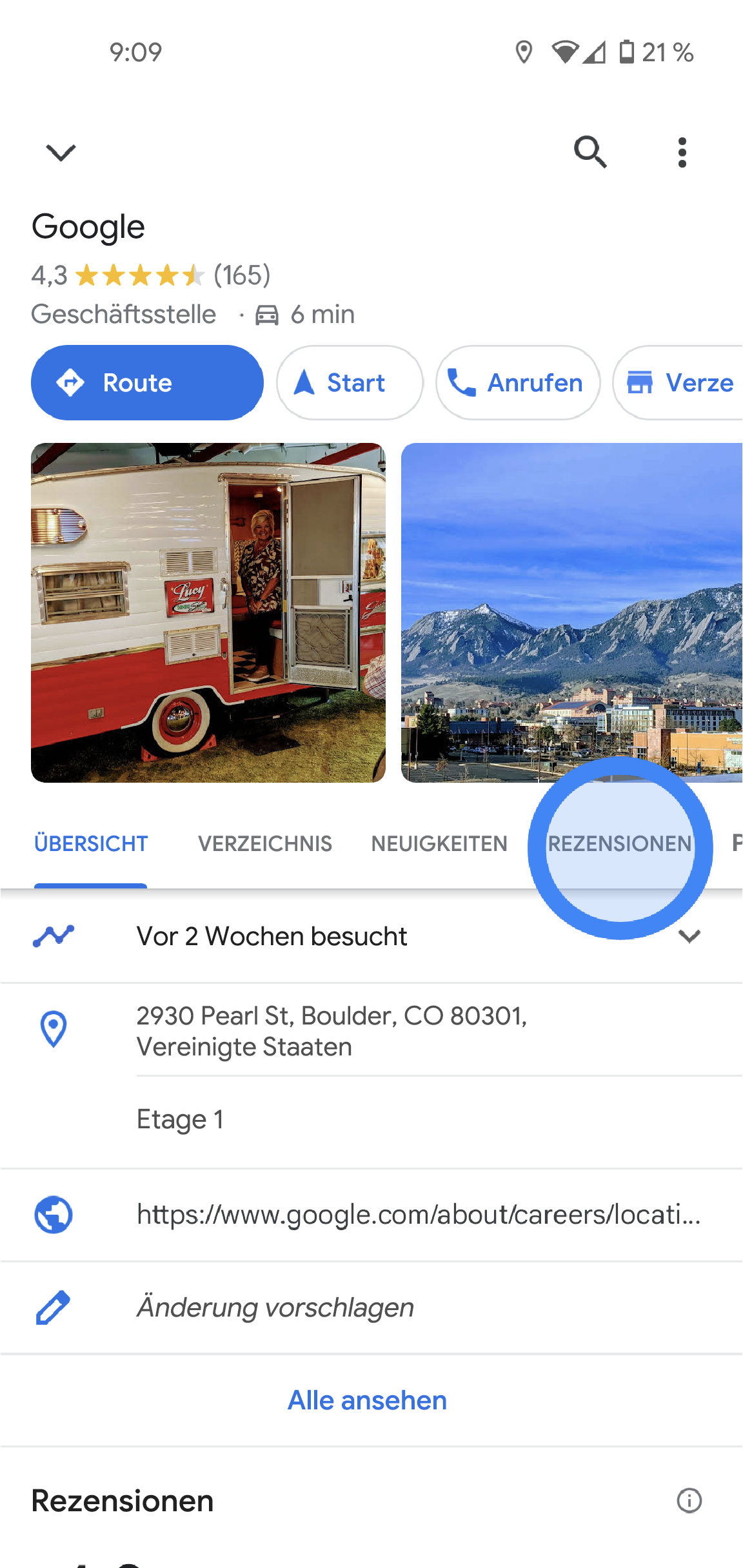 In der Google Maps App werden Informationen zu einer Google-Niederlassung angezeigt, darunter die durchschnittliche Bewertung, Fotos, die Adresse und die Telefonnummer. In der Mitte des Bildschirms können die Tabs „Übersicht“, „Neuigkeiten“ und „Rezensionen“ angetippt werden.