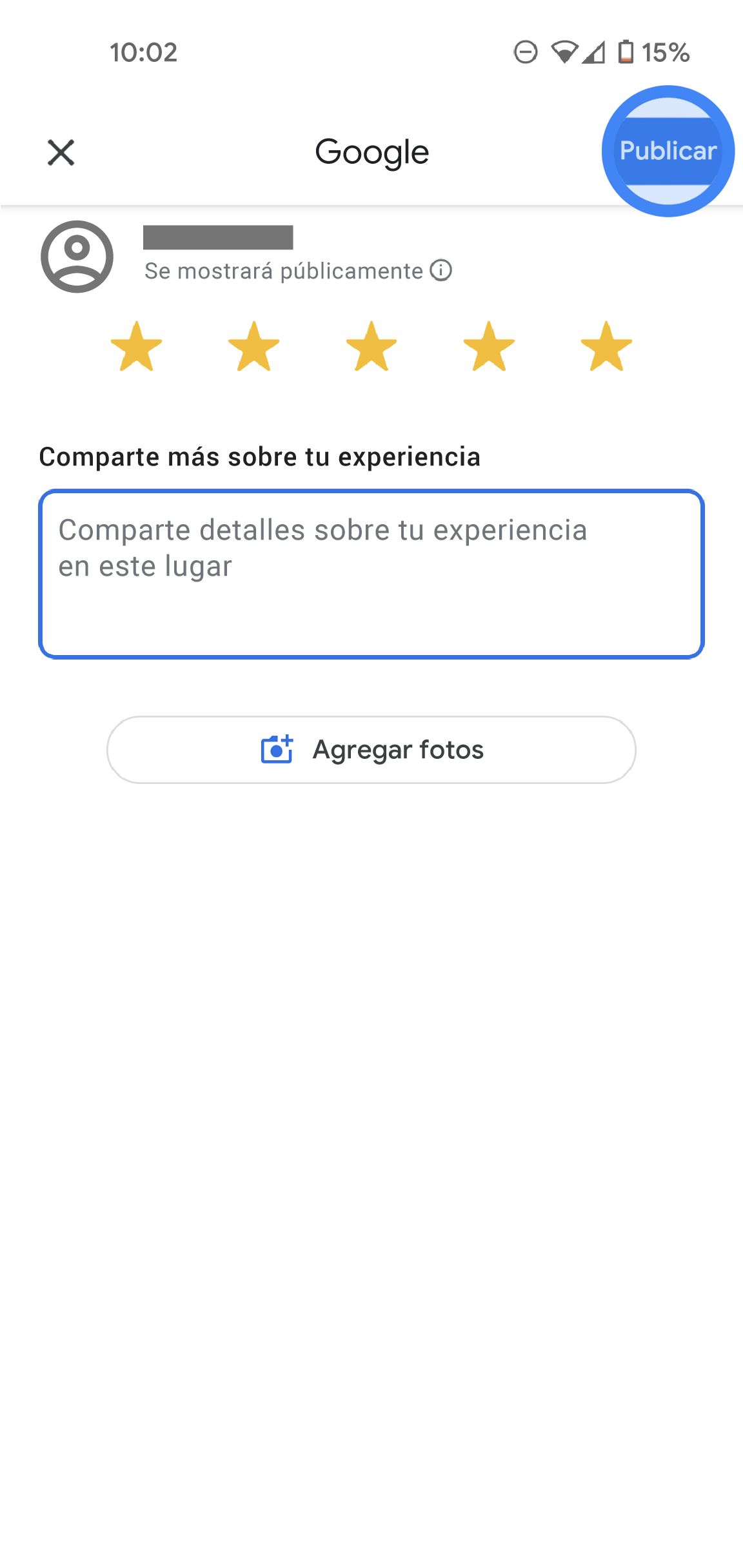 Se muestra una página de calificaciones y opiniones en la app de Google Maps. El ícono del usuario aparece en la parte superior con una nota que dice "Este contenido será público". Hay cinco estrellas seleccionadas y un cuadro de texto para ingresar detalles adicionales relacionados con la opinión. En la parte inferior, hay un botón que dice "Agregar fotos". 