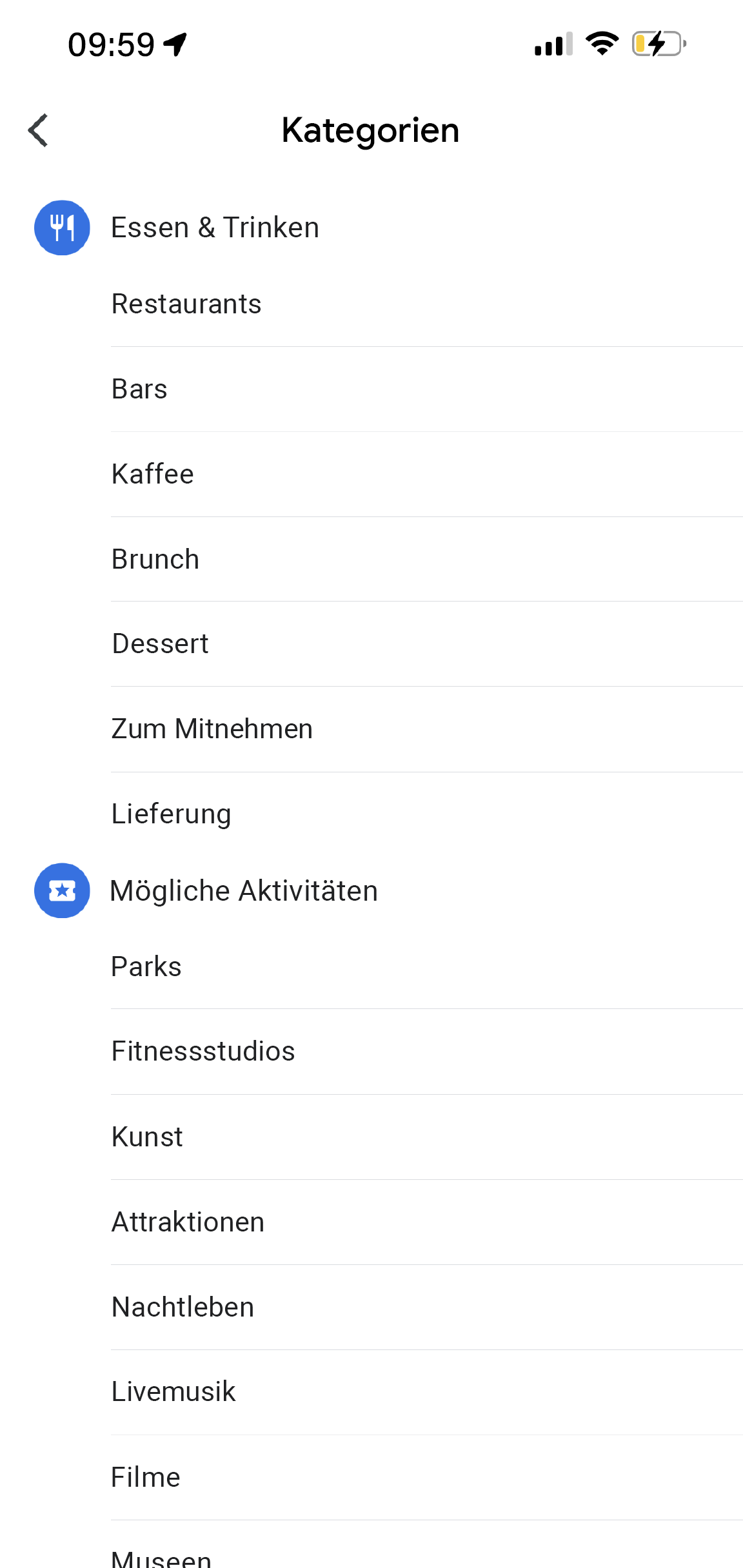 In der Google Maps App ist der Seitentitel „Mehr Kategorien“ zu sehen. Unter den Kategorien wie „Essen & Trinken“, „Mögliche Aktivitäten“ und „Einkaufen“ werden jeweils weitere Unterkategorien angezeigt, die ausgewählt werden können.