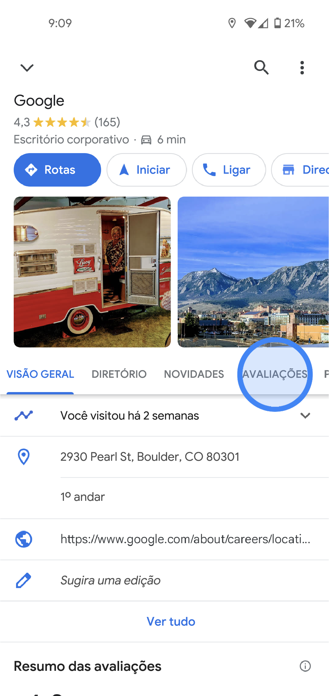No app Google Maps, são exibidas informações sobre o local de um escritório do Google. Há informações como nota média, fotos, endereço e número de telefone. No meio da tela, há guias disponíveis para toque. Elas são denominadas "Visão geral", "Atualizações" e "Avaliações".