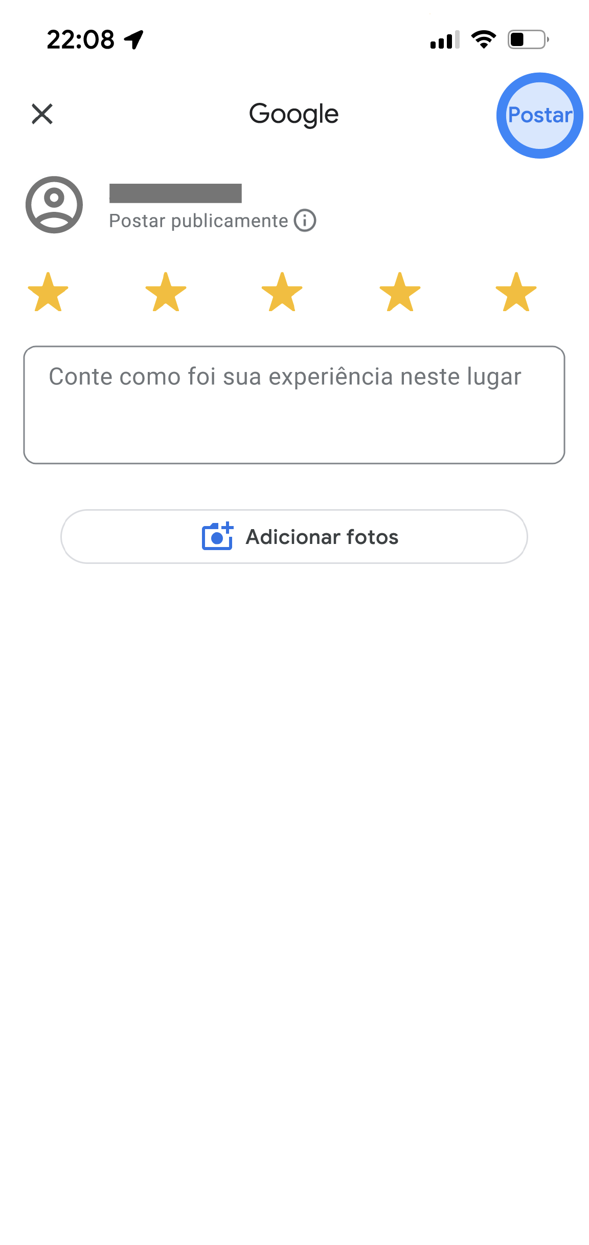 No app Google Maps, uma página de classificação e avaliação é exibida. O ícone de um usuário fica na parte superior, com a observação "Postando publicamente". Cinco estrelas são selecionadas, e há uma caixa de texto para inserir mais detalhes da avaliação. Na parte inferior, há um botão "Adicionar fotos".