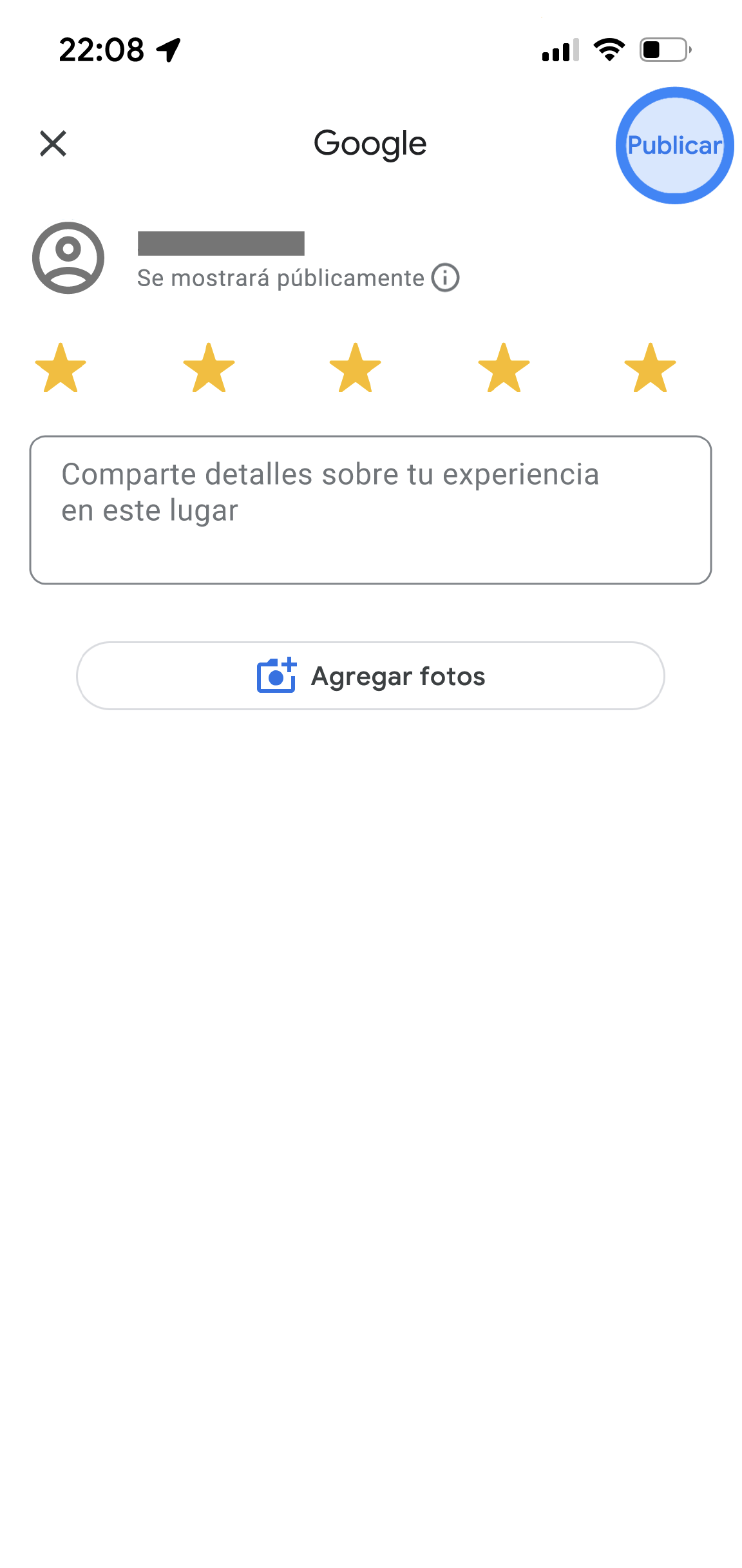 Se muestra una página de calificaciones y opiniones en la app de Google Maps. El ícono del usuario aparece en la parte superior con una nota que dice "Este contenido será público". Hay cinco estrellas seleccionadas y un cuadro de texto para ingresar detalles adicionales relacionados con la opinión. En la parte inferior, hay un botón que dice "Agregar fotos".