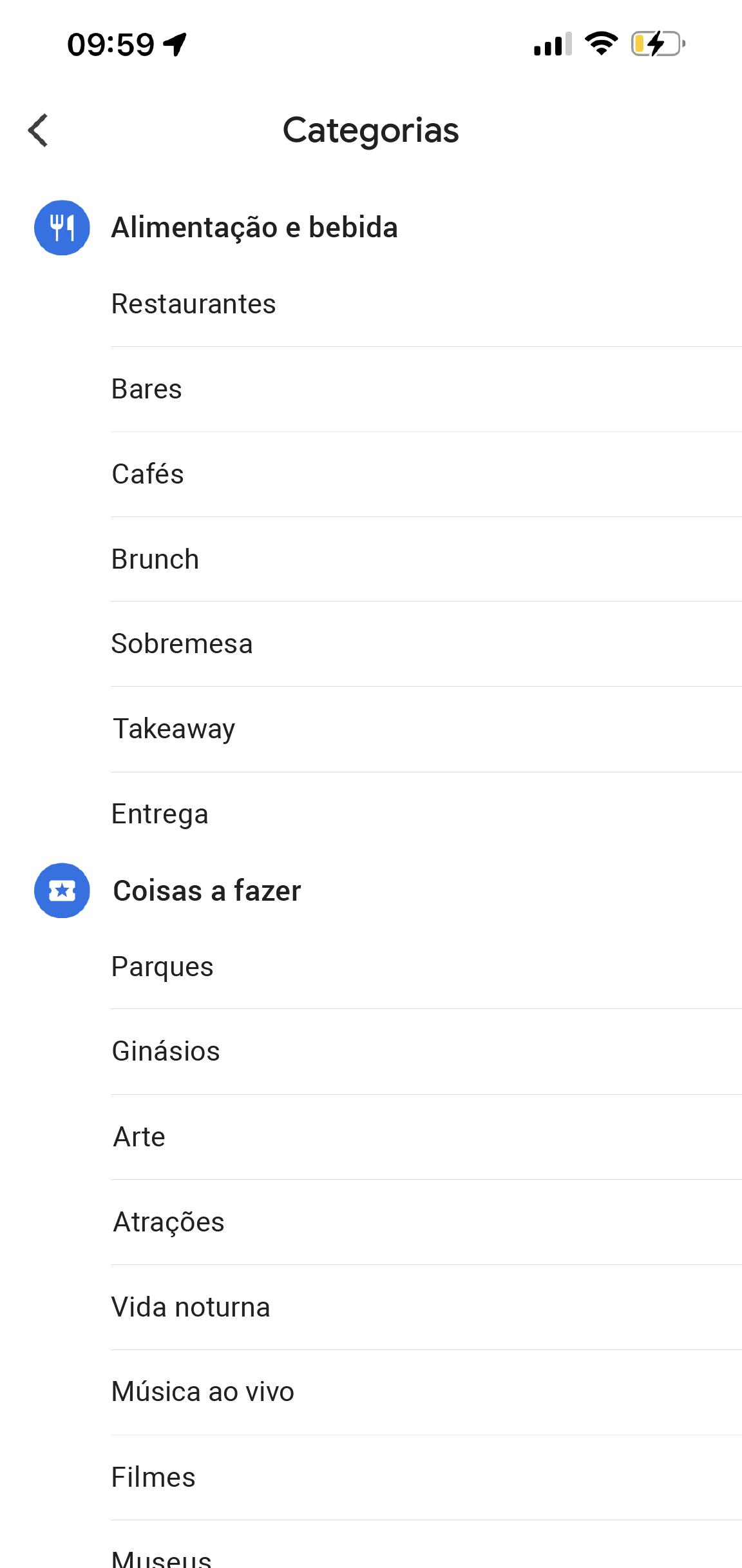 A app Google Maps apresenta o título de página "Mais categorias". Apresenta categorias como Alimentação e bebidas, Coisas a fazer e Compras, com subcategorias para selecionar em cada categoria.