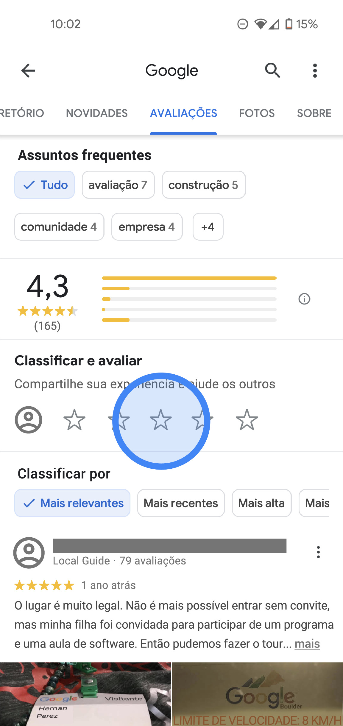 No app Google Maps, a guia "Avaliações" de um escritório do Google é exibida. Na parte superior, ficam as guias "Diretório", "Avaliações", "Fotos" e "Sobre". Veja abaixo os detalhes, como nota média, distribuição de notas e uma lista de todas as avaliações. No meio da tela, há uma seção "Avaliar e classificar" que mostra cinco estrelas vazias. 