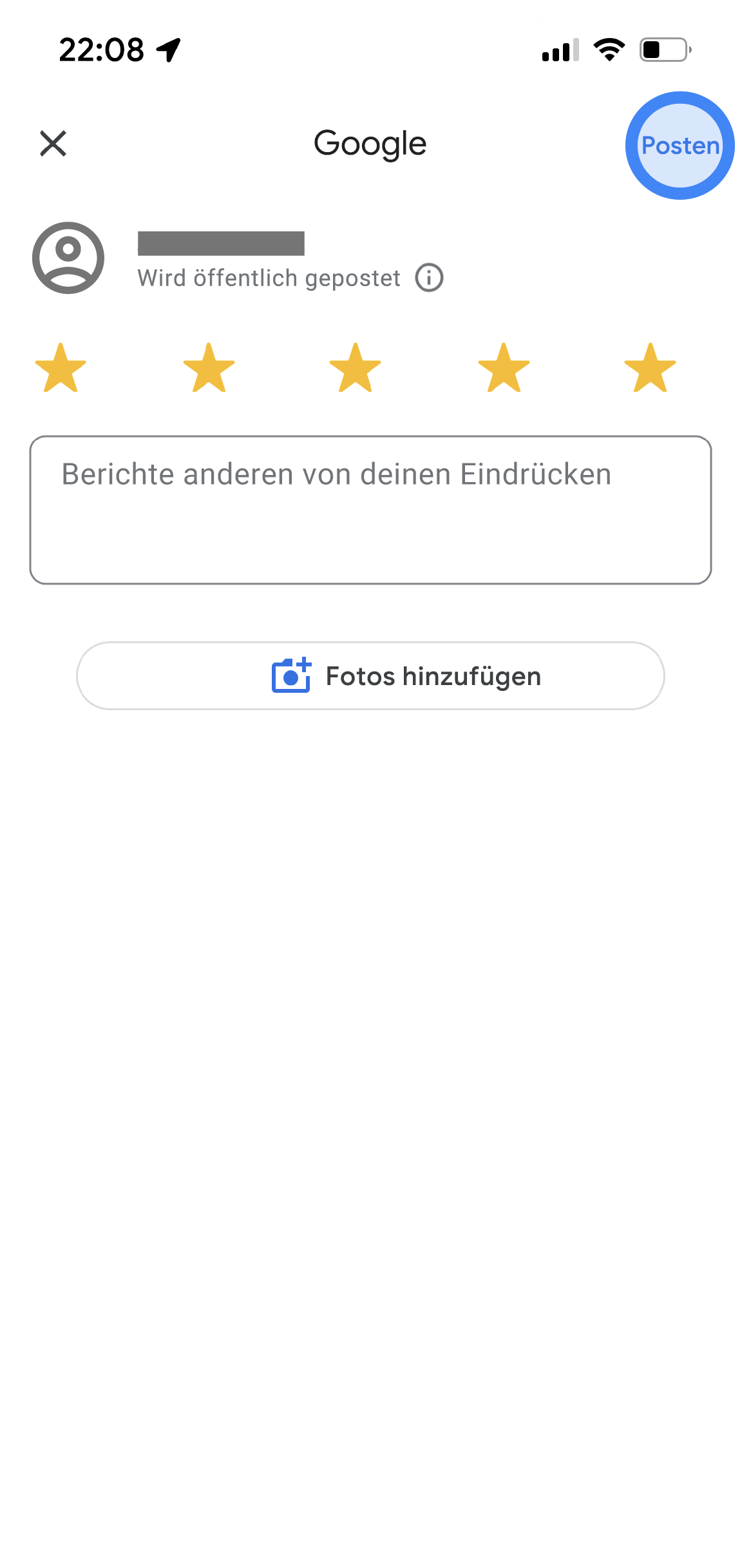 In der Google Maps App wird eine Seite angezeigt, auf der der Nutzer eine Bewertung und Rezension hinterlassen kann. Oben ist das Symbol des Nutzers und der Hinweis „Wird öffentlich gepostet“ zu sehen. Fünf Sterne sind ausgewählt und es wird ein Textfeld angezeigt, in das zusätzliche Details für die Rezension eingegeben werden können. Unten befindet sich die Schaltfläche „Fotos hinzufügen“.