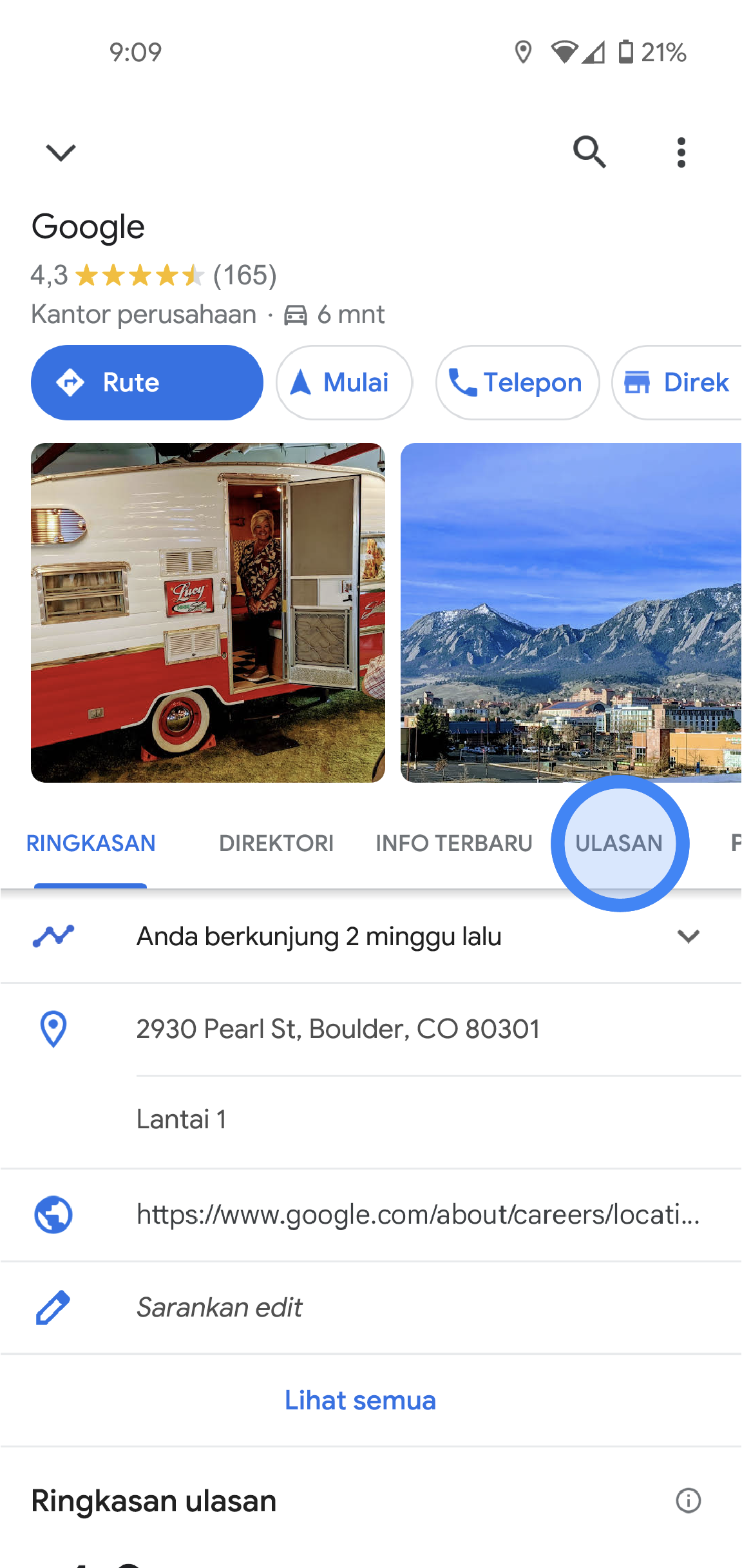 Di aplikasi Google Maps, informasi tentang lokasi kantor Google ditampilkan. Ada informasi seperti rating ulasan rata-rata, foto, alamat, dan nomor telepon. Di bagian tengah layar, ada tab yang dapat diketuk. Tab tersebut diberi label Ringkasan, Info Terbaru, dan Ulasan.