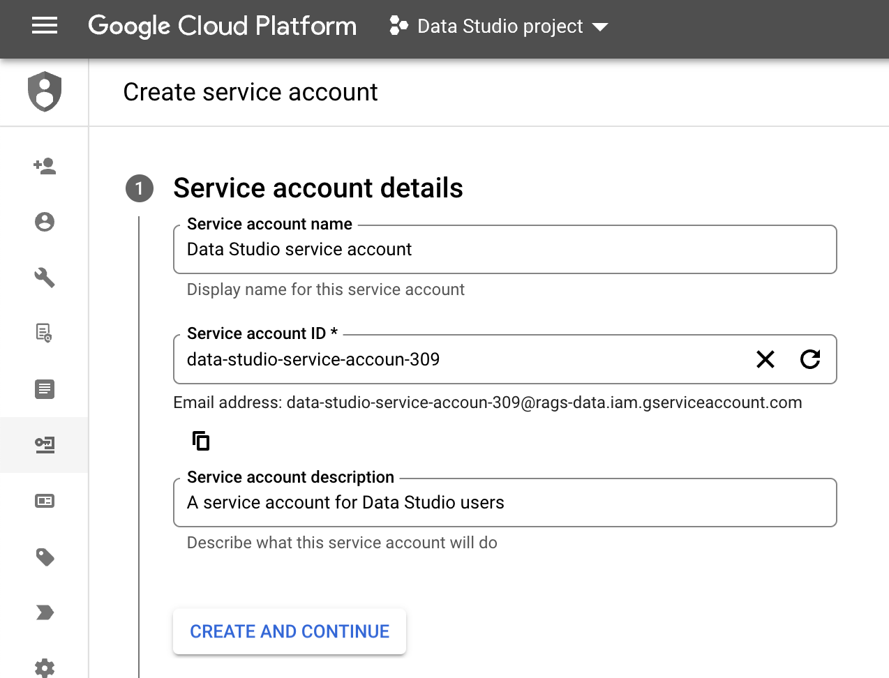 Ejemplo de la interfaz de Google Cloud Platform, donde se muestra el paso 1 de la página "Crear una cuenta de servicio": Detalles de la cuenta de servicio. En el campo del nombre de la cuenta de servicio se muestra el texto "Cuenta de servicio de Looker Studio". El ID de la cuenta de servicio es "data-studio-service-accoun-309". En el campo Descripción de la cuenta de servicio se muestra el texto "Una cuenta de servicio para los usuarios de Looker Studio". El botón CREAR Y CONTINUAR aparece resaltado.