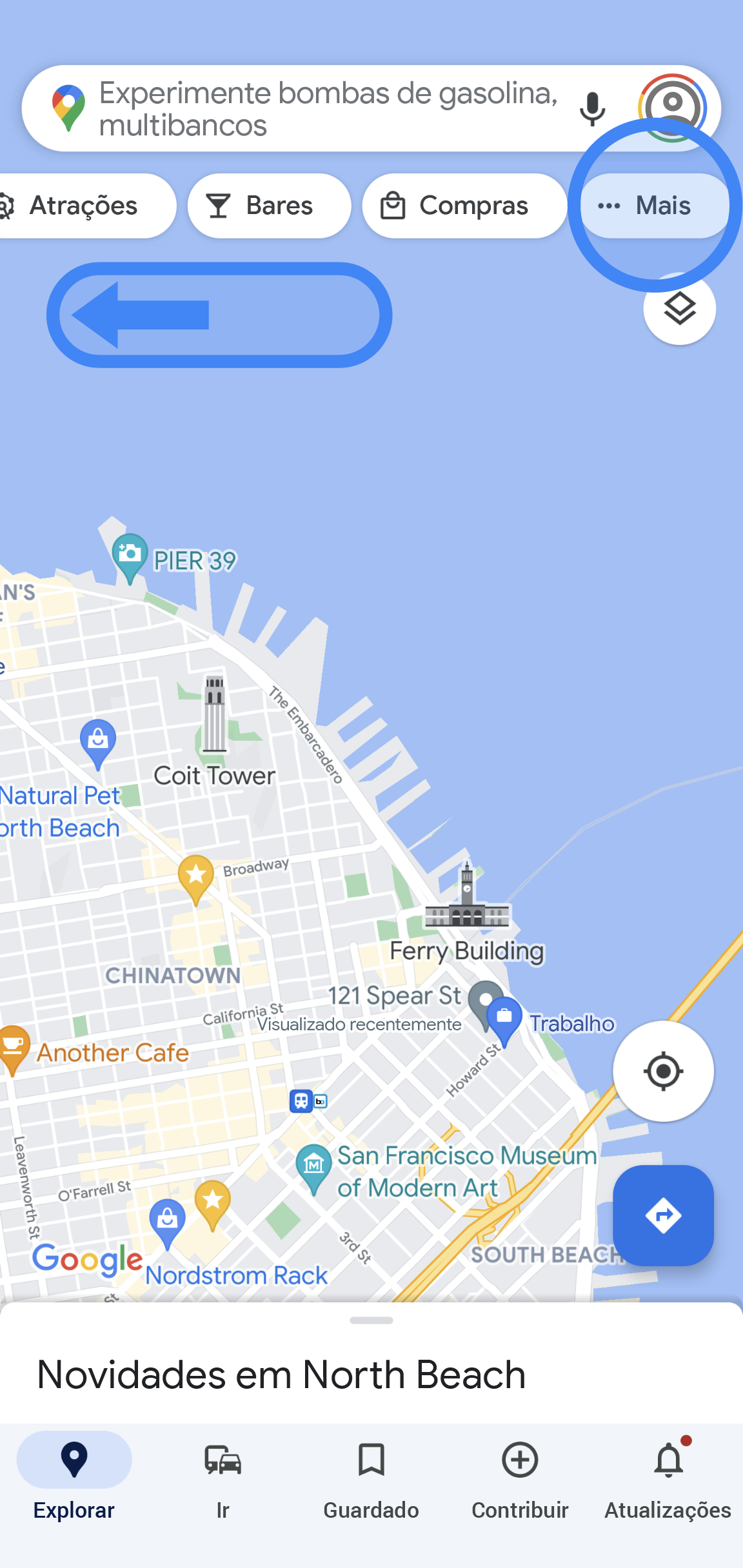 A app Google Maps apresenta um mapa de uma área. Existem separadores por baixo da barra de pesquisa, que foram deslocados completamente para a direita. O último separador à direita, dentro do círculo a azul, indica "Mais".