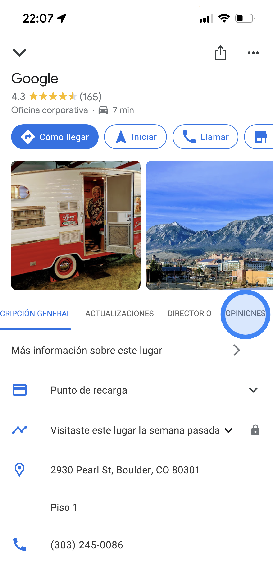 Se muestra información sobre la ubicación de una oficina de Google en la app de Google Maps. Hay información como la calificación promedio de las opiniones, fotos, la dirección y el número de teléfono. En el centro de la pantalla se muestran las pestañas disponibles para presionar. Se llaman Descripción general, Actualizaciones y Opiniones.