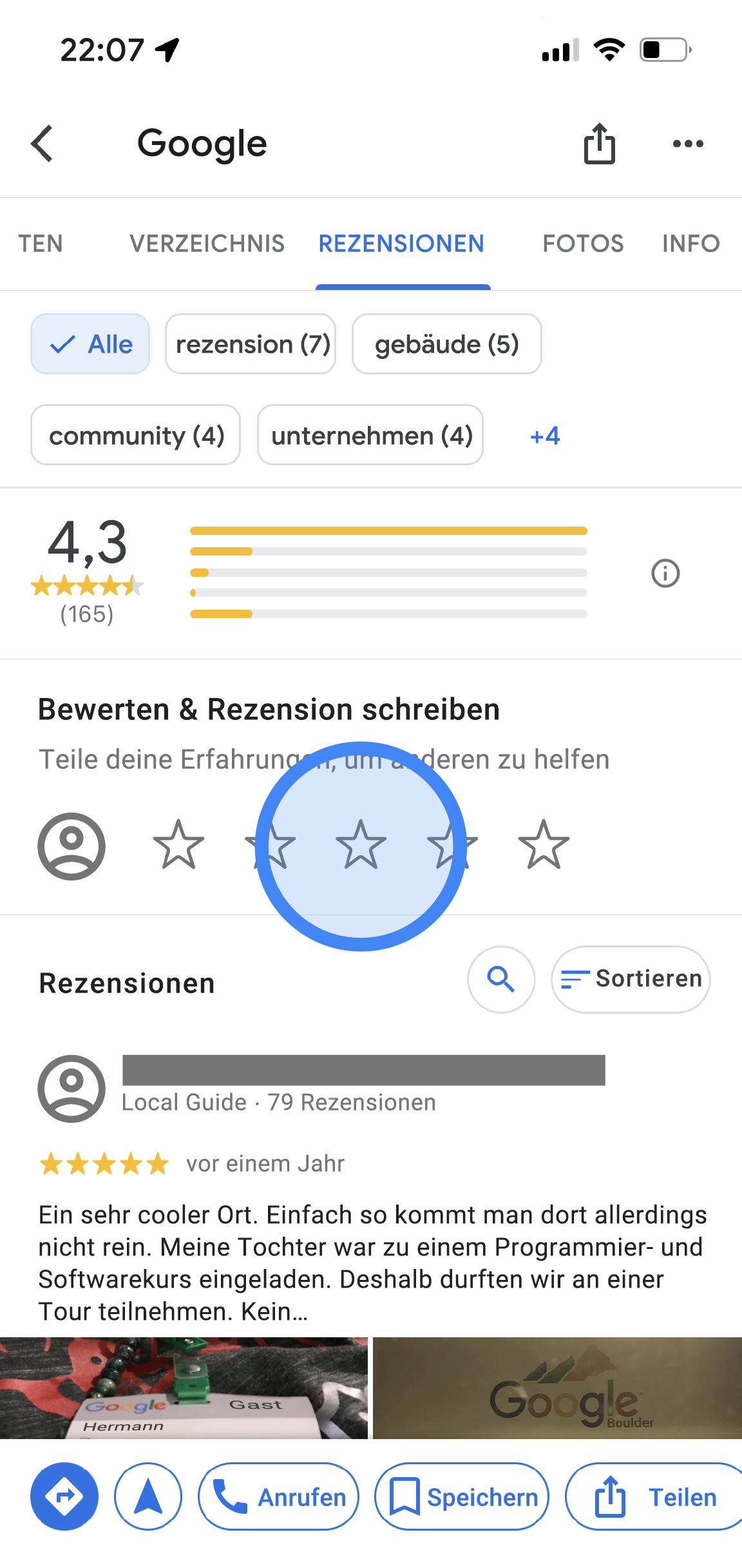 In der Google Maps App wird der Tab „Rezensionen“ für eine Google-Niederlassung angezeigt. Oben sind die Tabs „Verzeichnis“, „Rezensionen“, „Fotos“ und „Info“ zu sehen. Darunter folgen Details wie die durchschnittliche Bewertung, die Verteilung der Bewertungen und eine Liste aller Rezensionen. In der Mitte des Bildschirms befindet sich der Bereich „Bewerten“ mit fünf leeren Sternen.