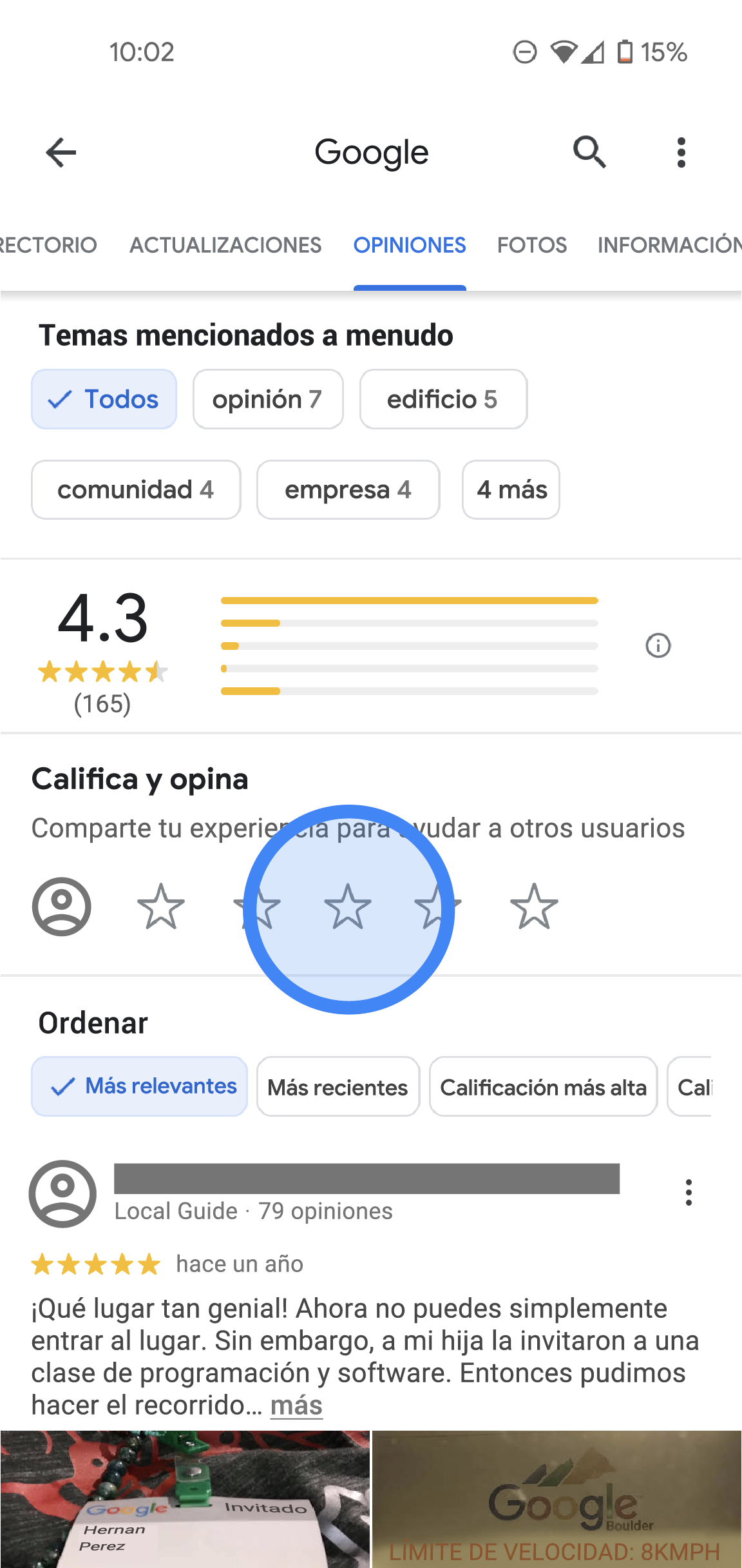 Se muestra la pestaña Opiniones de la ubicación de una oficina de Google en la app de Google Maps. En la parte superior están las pestañas designadas como Directorio, Opiniones, Fotos y Acerca de. Debajo, se muestran detalles de las opiniones, como la calificación promedio, la distribución de las calificaciones y una lista de todas las opiniones. En el centro de la pantalla aparece la sección “Calificar y opinar” que muestra 5 estrellas vacías. 