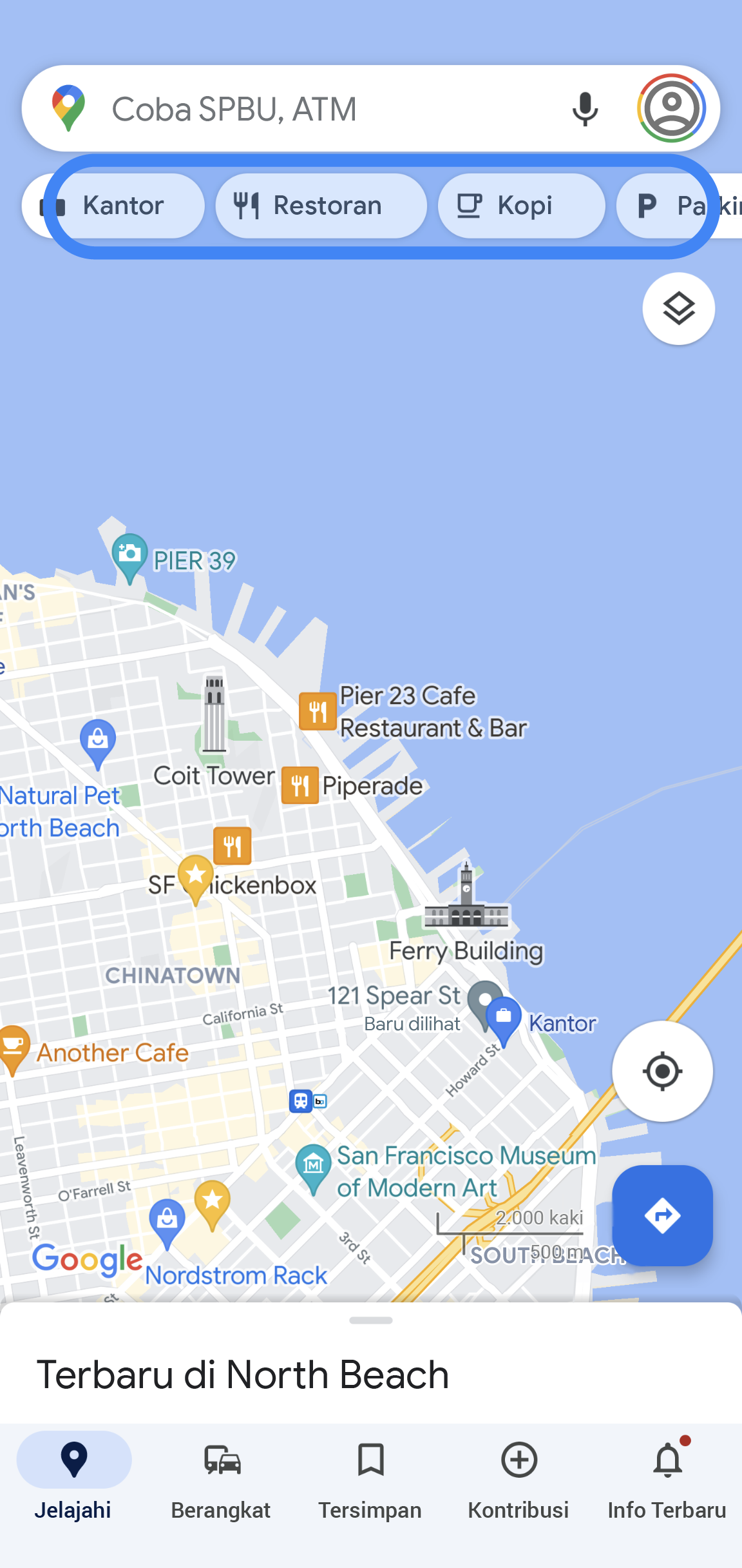 Aplikasi Google Maps menampilkan peta suatu area. Ada tab di bawah kotak penelusuran yang bertuliskan "Kantor", "Restoran", "Kafe", dan "Parkir".