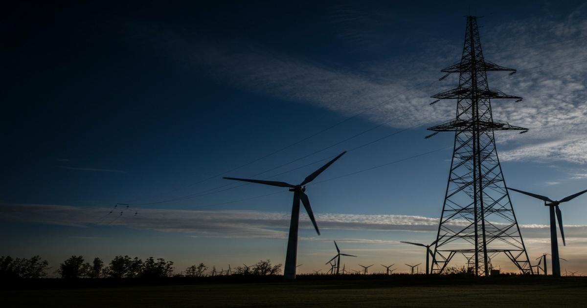 Main image to the post Farage Critiques Renewable Energy After Power Outages in Spain and Portugal