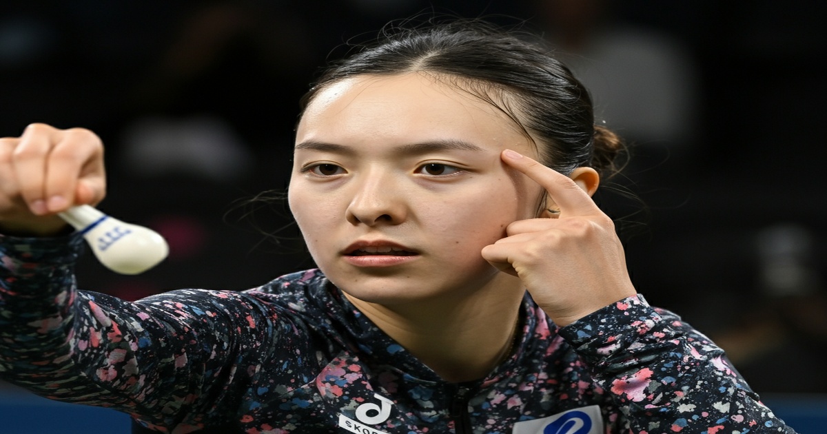 Main image to the post Zheng Qinwen and Iga Swiatek Secure Spots, Setting Up Thrilling Matches