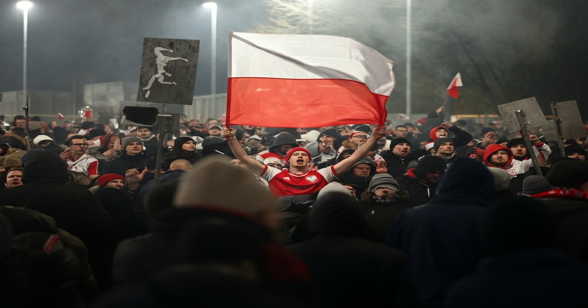 Main image to the post Polish Football Fans Patrol Border to Block Migrant Returns