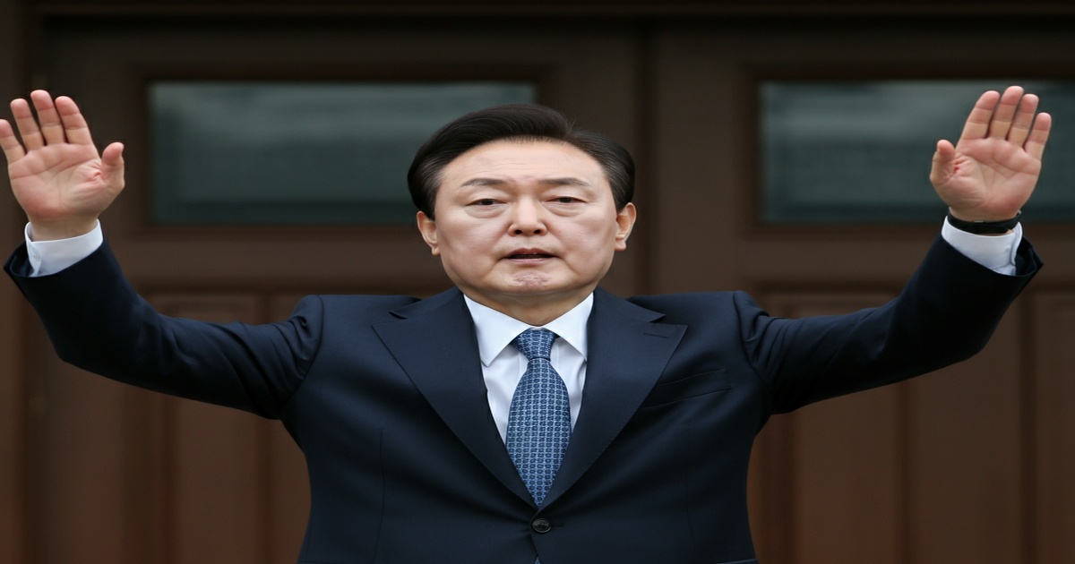 Main image to the post South Korean Court Orders Arrest of Former President Yoon Suk-yeol