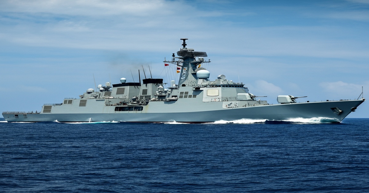Main image to the post Type 055 Destroyer Confronts Foreign Warships in International Waters