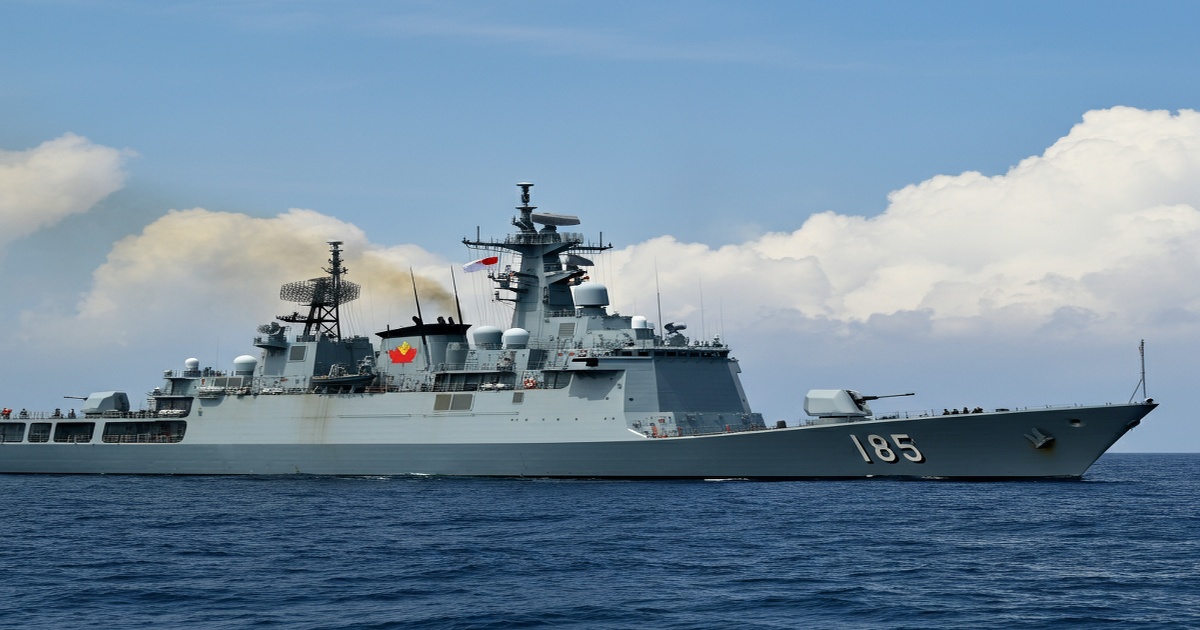 Main image to the post Chinese Warship Shadows Canadian Vessel in East China Sea, Raising Tensions