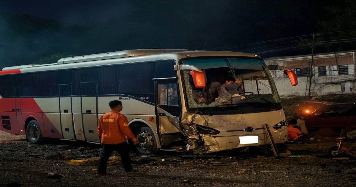 Main image to the post Ten Killed in Overnight Bus Crash in Central Vietnam