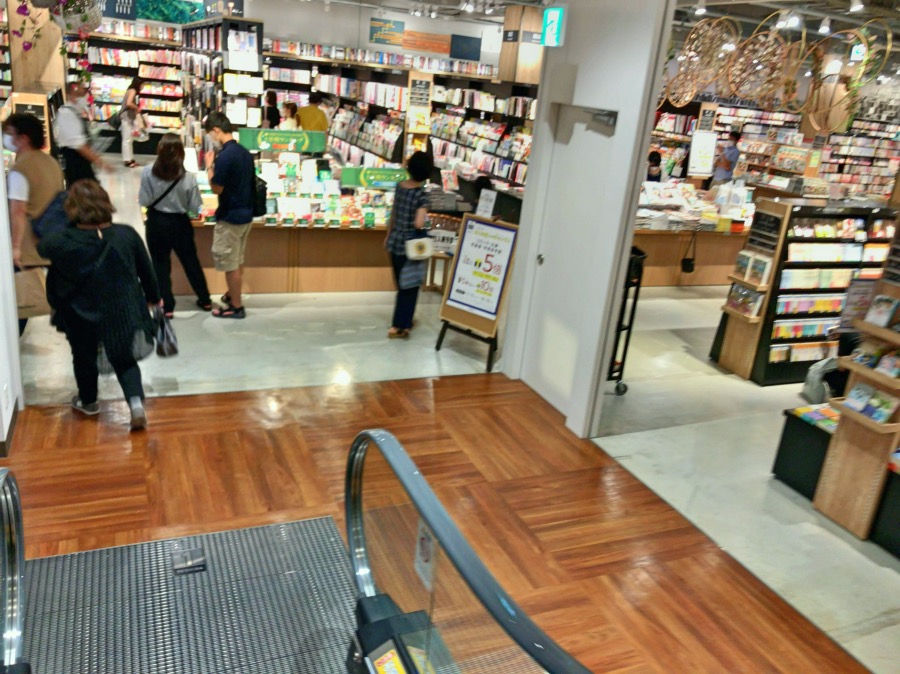 Tsutaya Bookstore サントムーン柿田川で豊富な本が読めて 美味しいパンが食べられるブックカフェ 駿河部