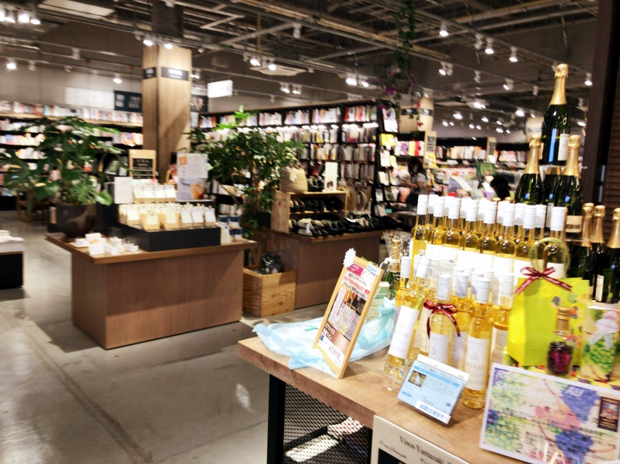 Tsutaya Bookstore サントムーン柿田川で豊富な本が読めて 美味しいパンが食べられるブックカフェ 駿河部