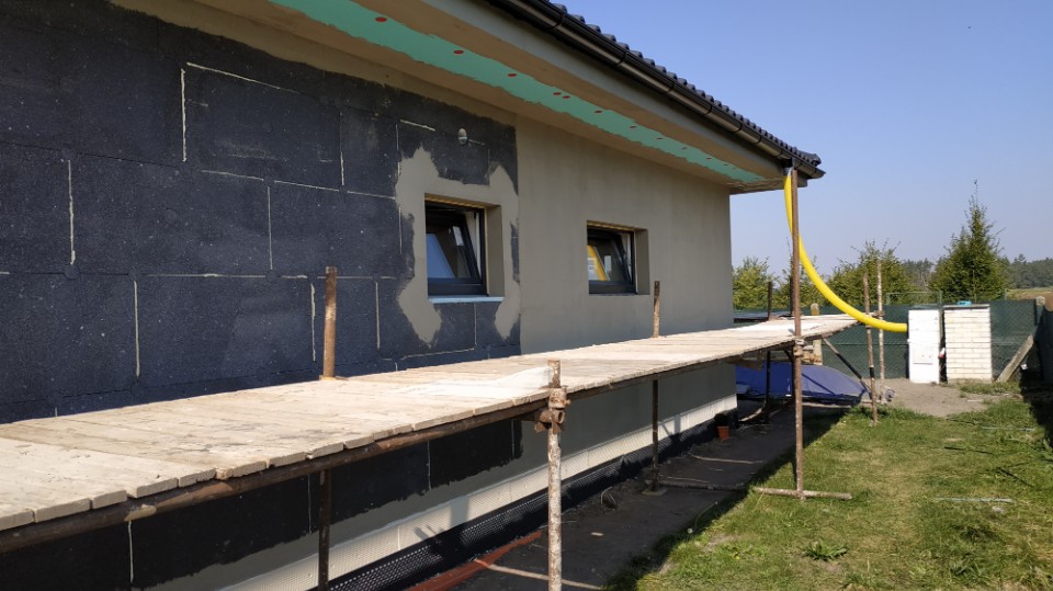 Stavba domu v pandemii - 16. podbití střechy a fasáda
