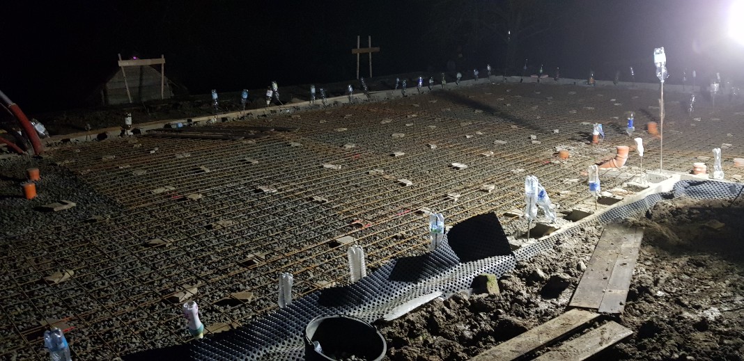 Večerní dokončení pokládky kari-sítí