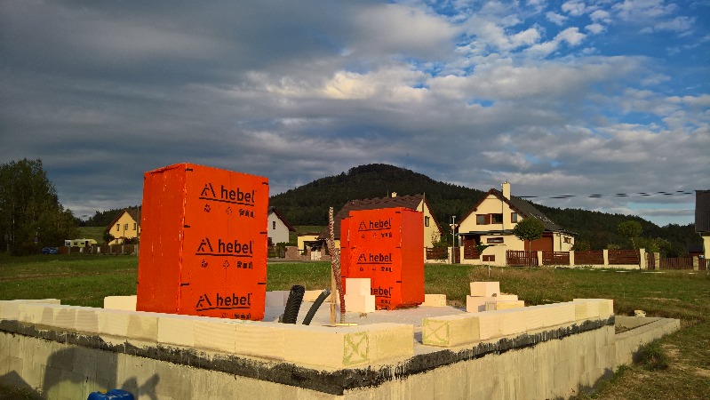 Garáž - zdění a příprava a betonáž věnce