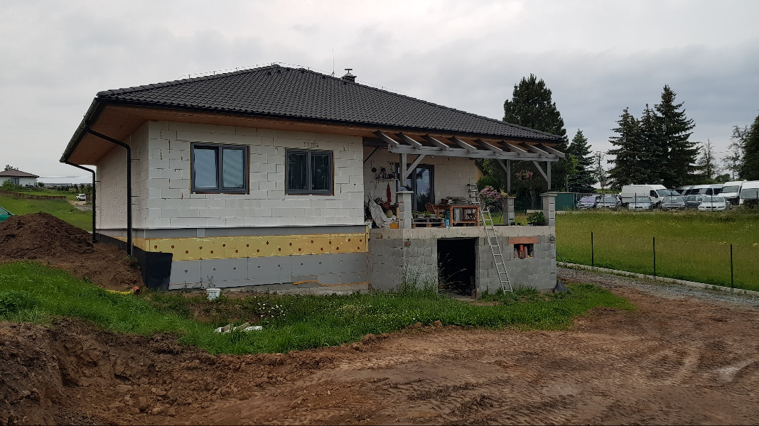 Fasáda a pokračování v krasojízdě