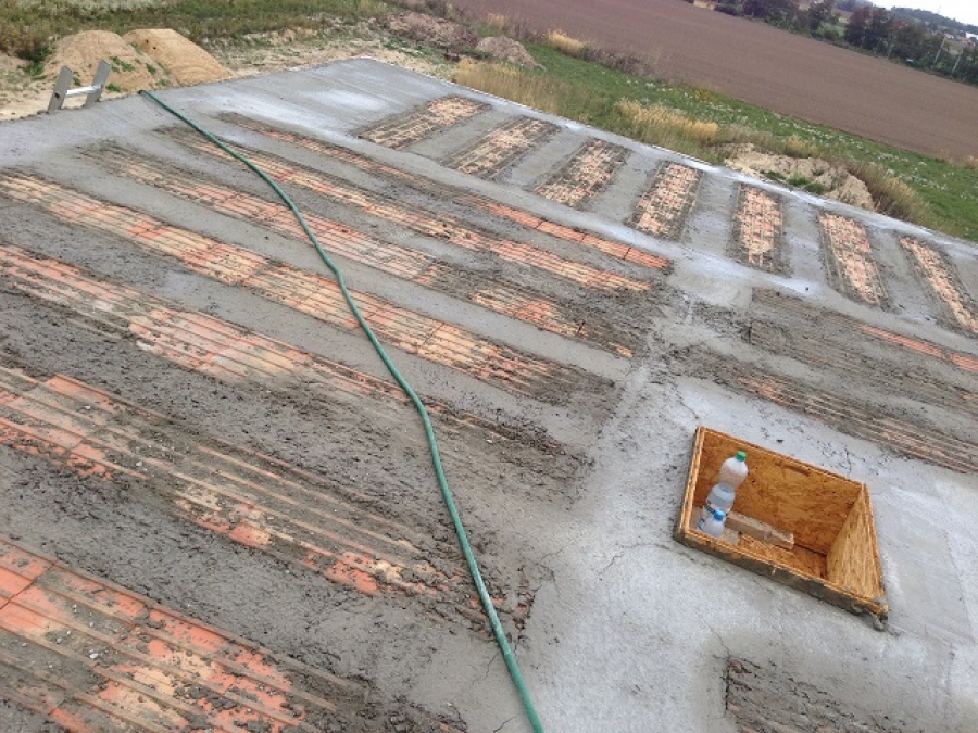 Betonování nosníků MIAKO stropu bez nadbetonávky a založení první řady zdiva v půdním prostoru