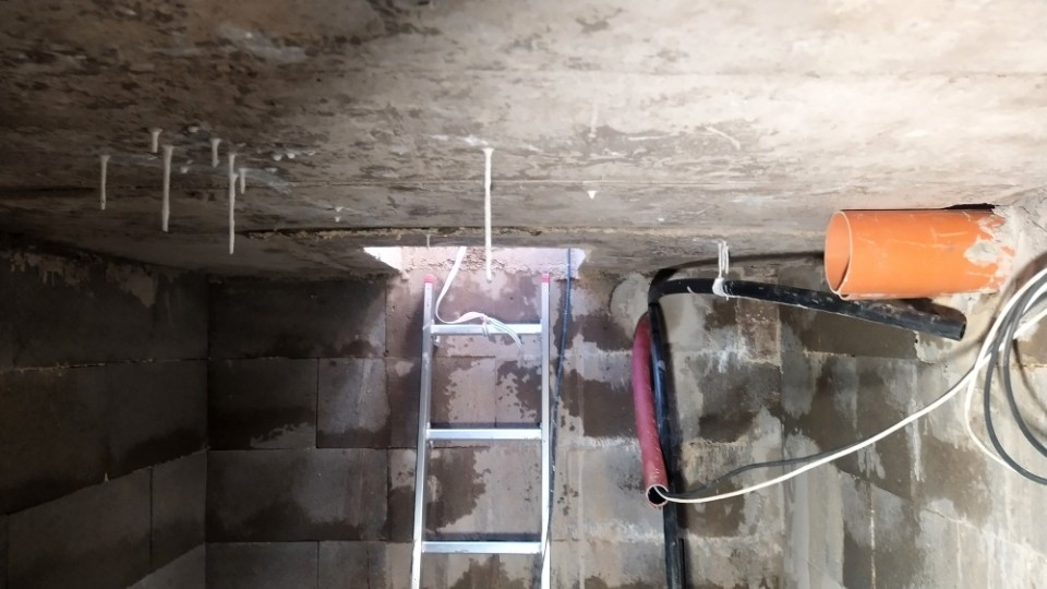 Nádrž po více než roce … průsaky stropem způsobují růst krápníků