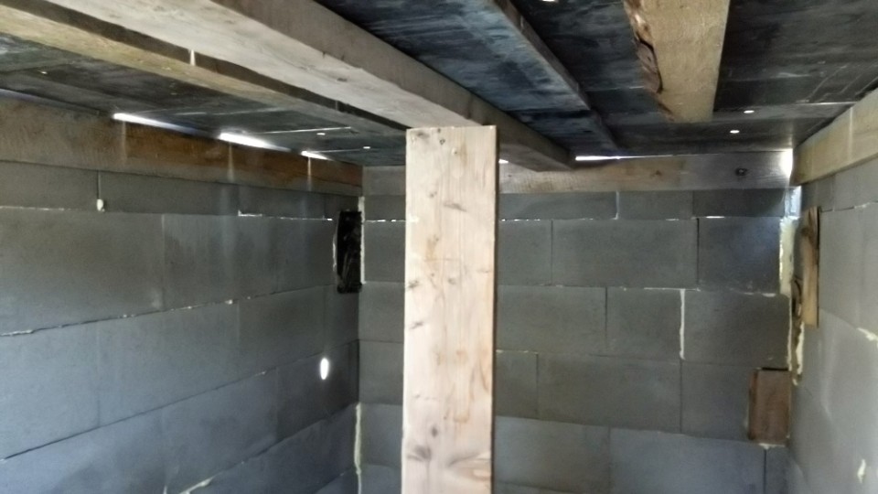 Podpěry v nádrži ještě před betonáží