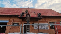 35. stavební týden – Oplechování štítů a komínu, pokládka střešní krytiny