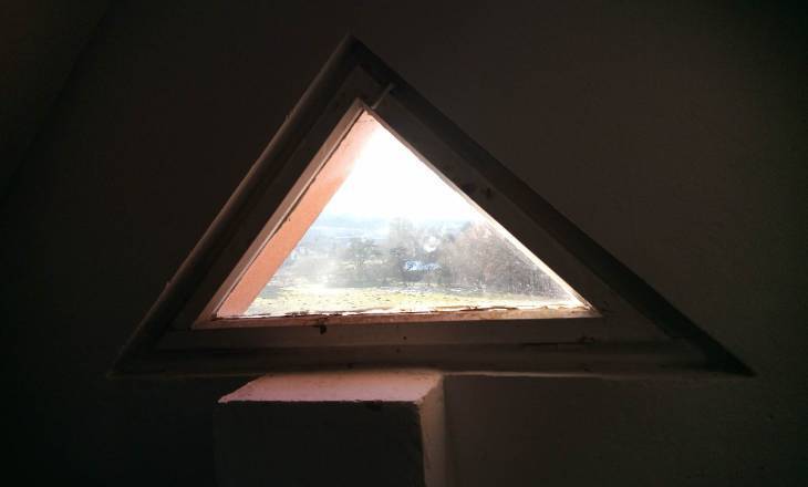 Výměn trojúhelníkového starého okna za plastové