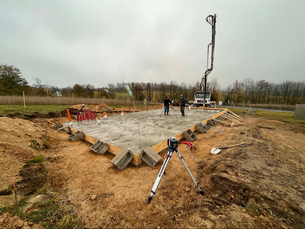 Betonování základové desky s pumpou