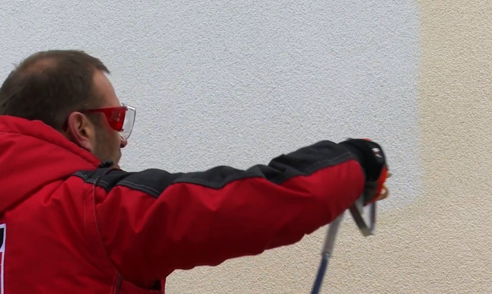 Nanášení fasádní barvy je možné zvolit mimo jiné i technologii stříkání Airless