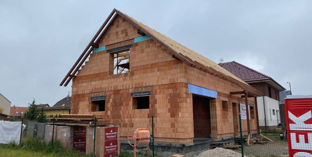 27. týden – Vyzdění komínu, východního a západního štítu, nákup cihel