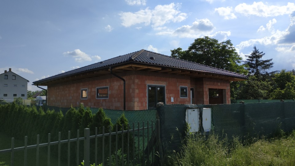Stavba domu v pandemii - 5. střecha, okna a stavební pouzdra